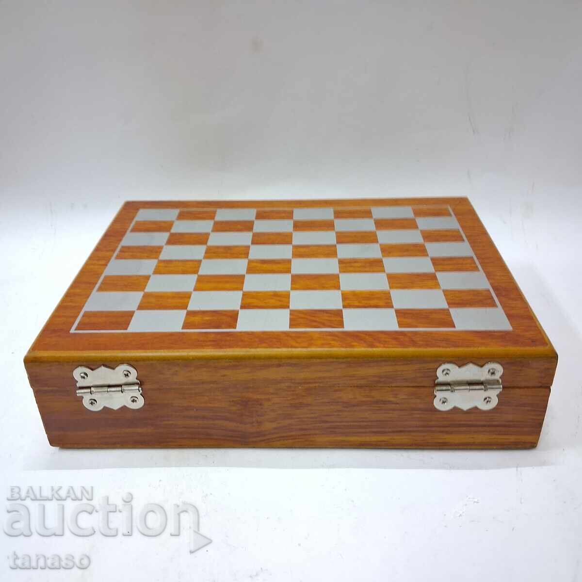 Livrarea Set de joc pliabil din lemn - șah și dame