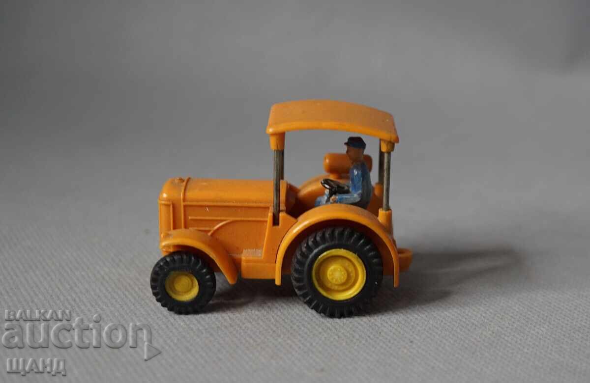 Стара Немска Пластмасоваиграчка модел трактор с тракторист с цена € 5.35 | 10.46 лв.