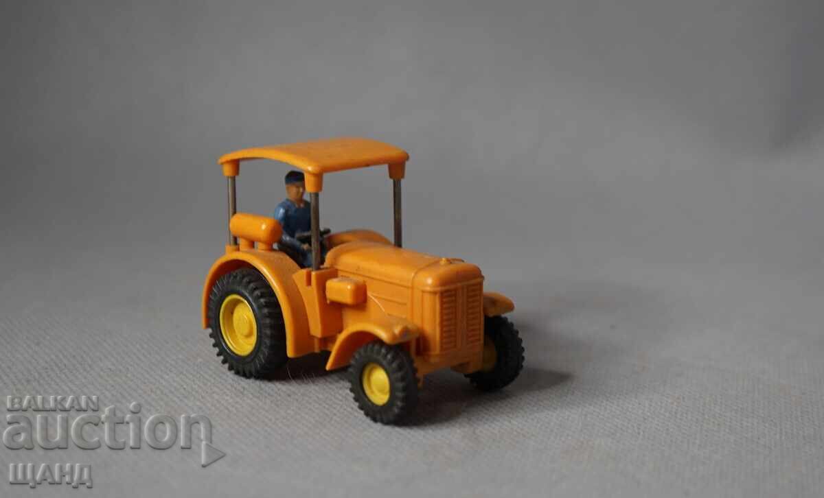 Стара Немска Пластмасоваиграчка модел трактор с тракторист