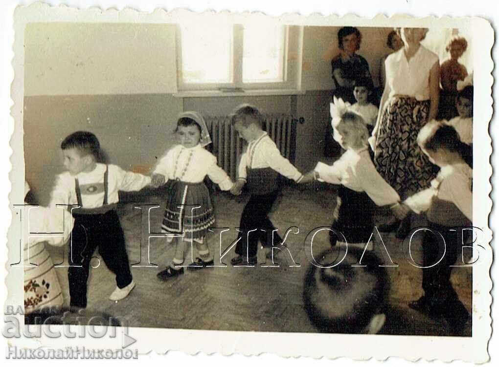 FOTOGRAFIE VECHE MICĂ DANSURI POPULARE LA GRĂDINIȚĂ E817