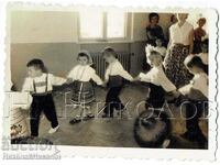 МАЛКА СТАРА СНИМКА НАРОДНИ ТАНЦИ В ДЕТСКАТА ГРАДИНА Е817