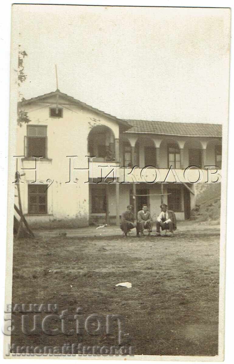 MICĂ POZĂ VECHE CU TREI BĂRBAȚI ÎN FAȚA UNEI CLĂDIRI VECHI E820 MICĂ POZĂ VECHE CU TREI BĂRBAȚI ÎN FAȚA UNEI CLĂDIRI VECHI E820