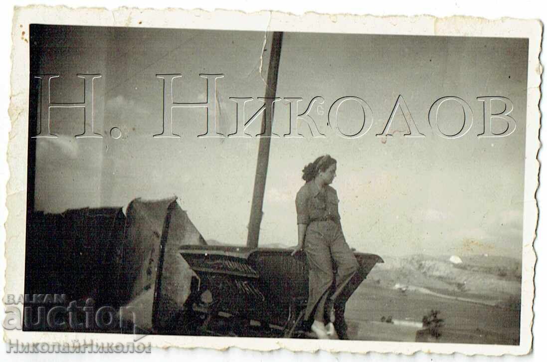 МАЛКА СТАРА СНИМКА МЛАДА БРИГАДИРКА С ВАГОНЕТКА Е821