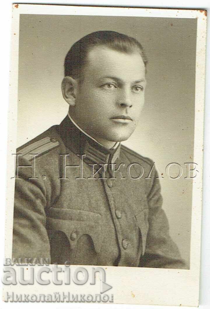 MICĂ POZĂ VECHE CU UN TÂNĂR MILITAR ÎN STUDIO E822