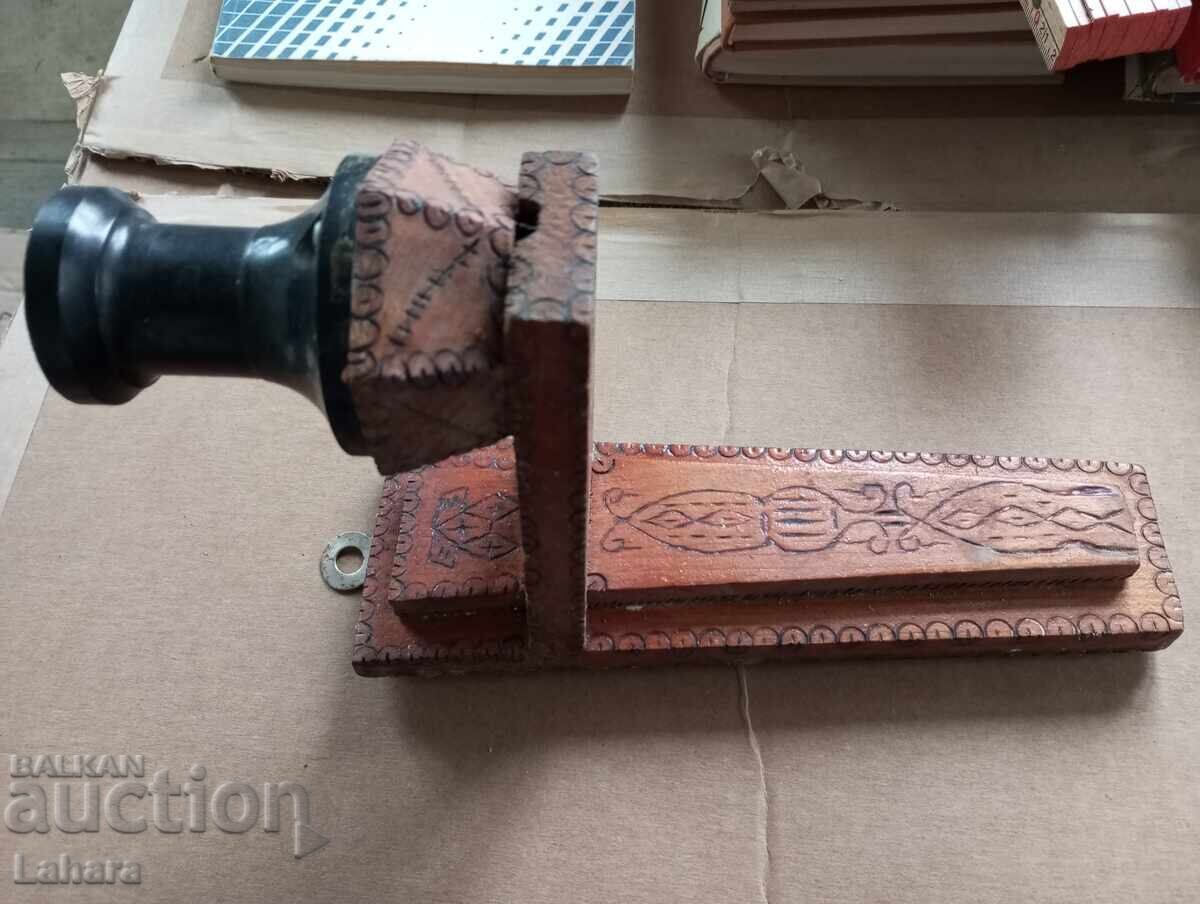 Lampă veche, lucrată manual din lemn cu preț € 0.01 | 0.02 BGN