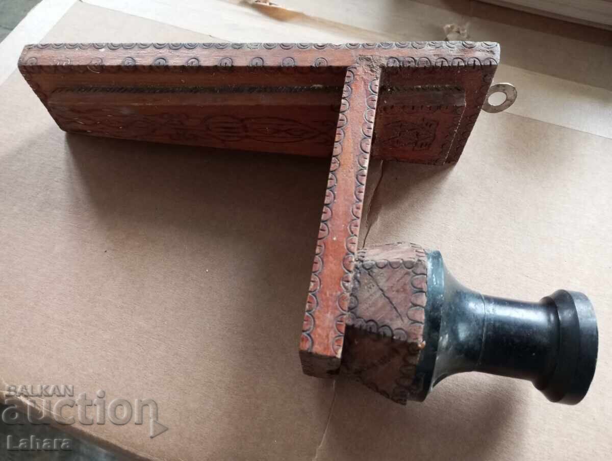 Livrarea Lampă veche, lucrată manual din lemn