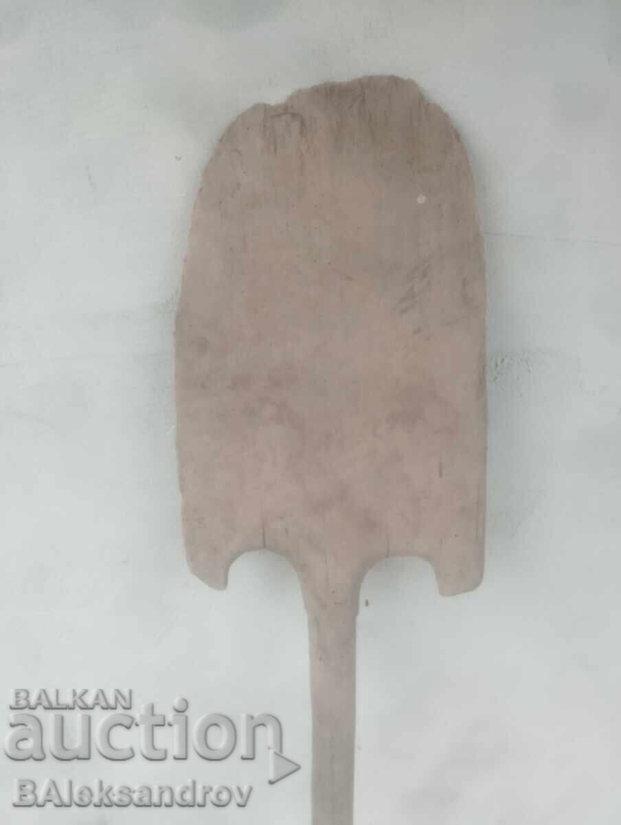 Veche lopată de lemn pentru pâine cu preț € 17.50 | 34.23 BGN