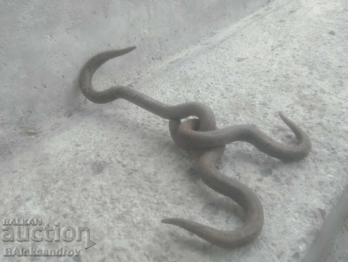 Vechi cârlig dublu forjat pentru jupuit cu preț € 14.00 | 27.38 BGN