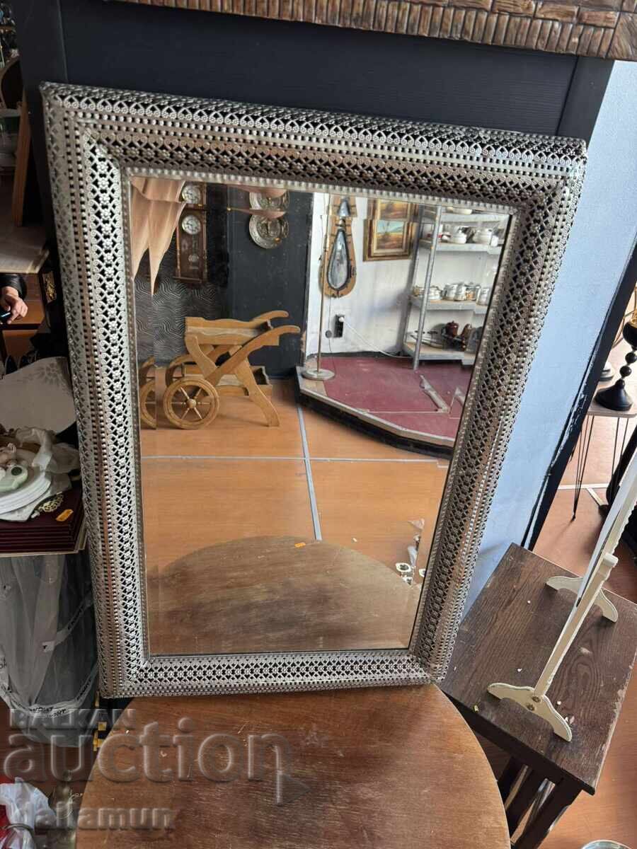 Oglindă veche de perete cu preț € 38.00 | 74.32 BGN