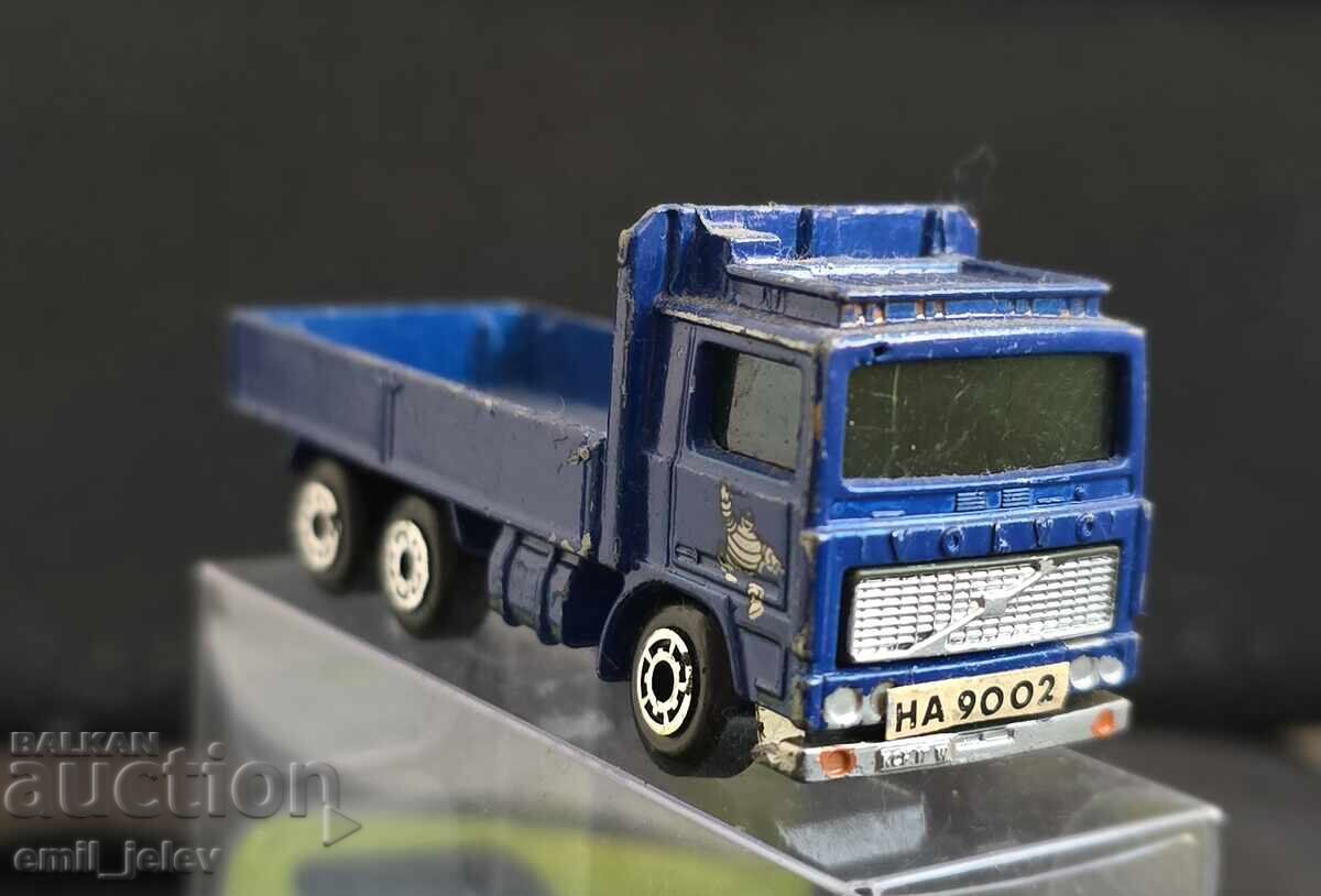 Auction  LESNEY MATCHBOX superfast-26F Volvo Tilt Lorry year