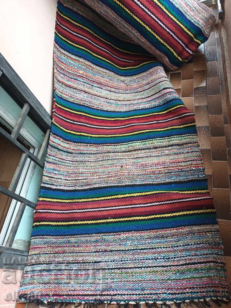 Παράδοση Ολοκαίνουργιο υφαντό χαλί περίπου 30 μέτρα