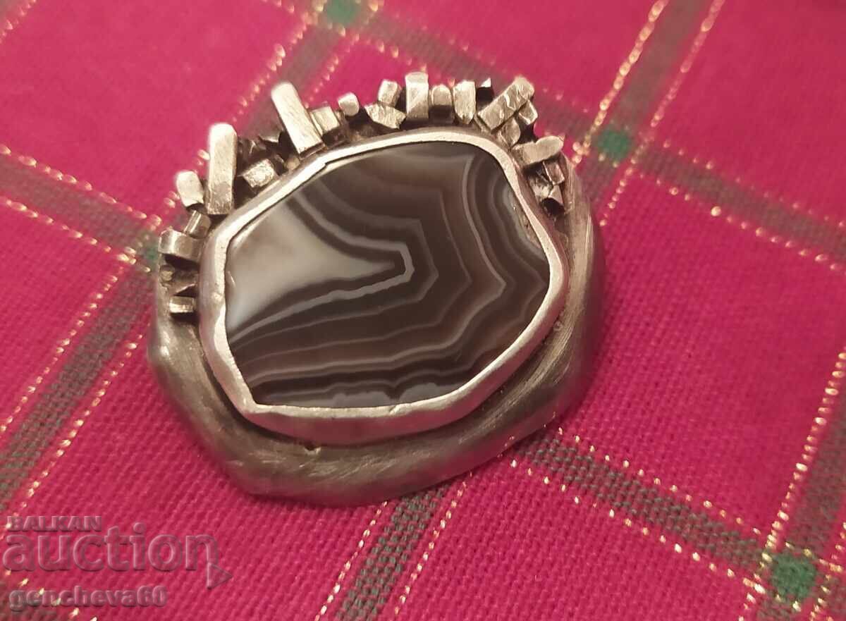 Broșă antică din argint cu agat natural