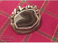 Broșă antică din argint cu agat natural