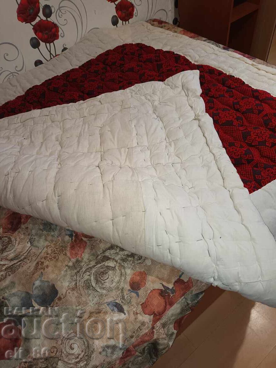 Pilota nou-nouță, lucrată manual din lână cu preț € 15.00 | 29.34 BGN