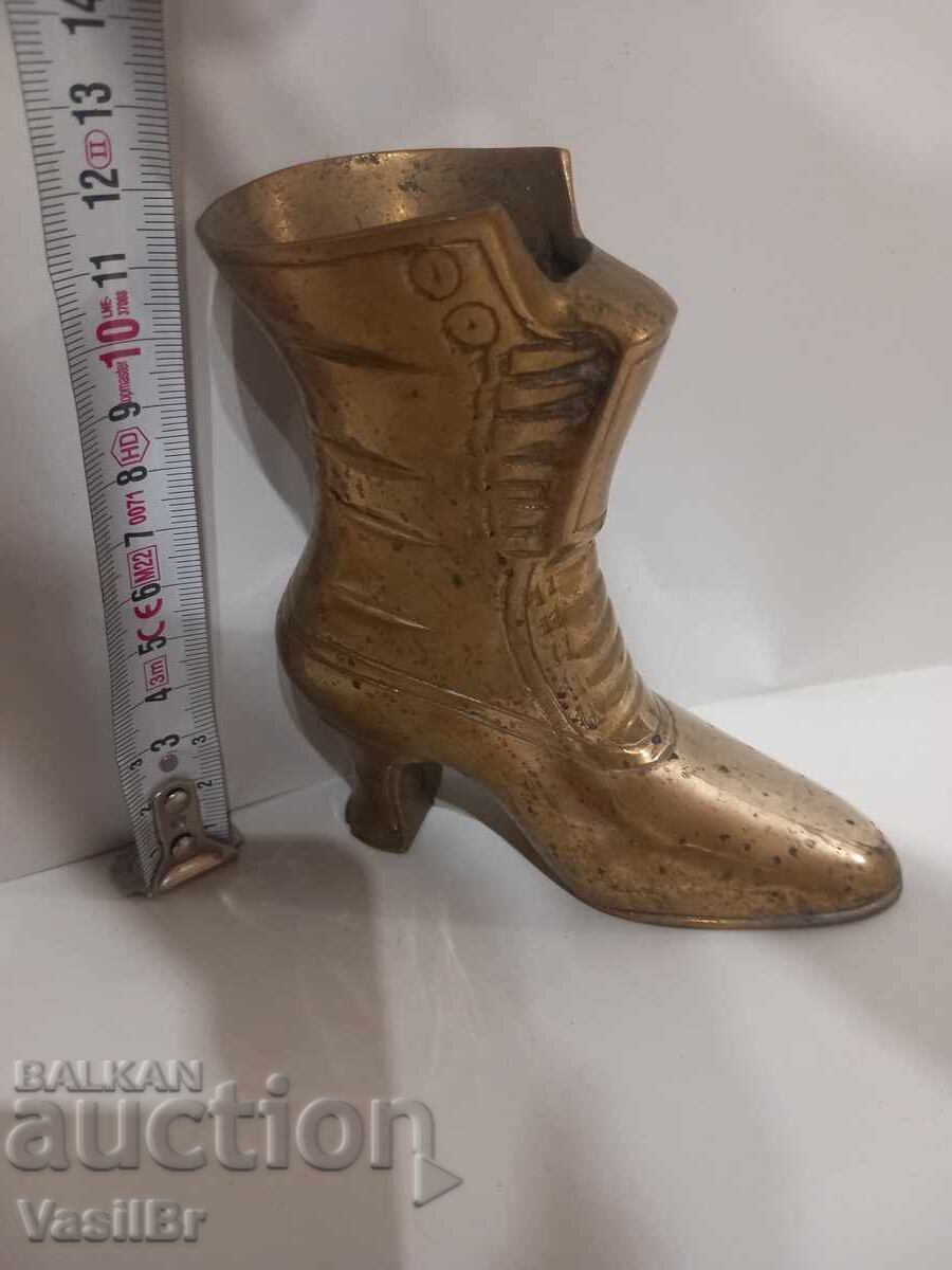 Licitație Cizmă masivă veche decorativă din alamă pentru damă