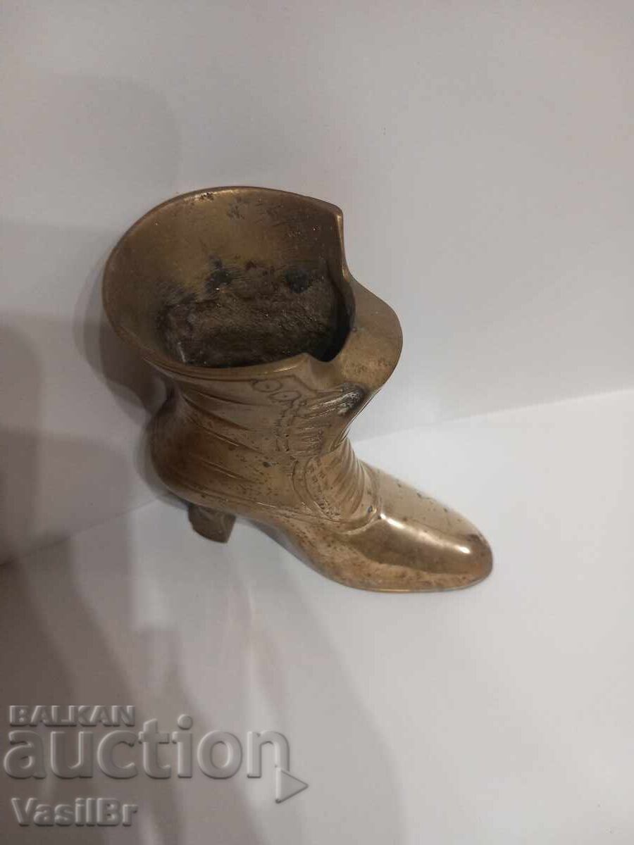 Livrarea Cizmă masivă veche decorativă din alamă pentru damă