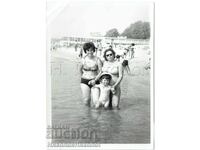 ГОЛЯМА СТАРА СНИМКА С ДЕЦА НА МОРЕ Е827