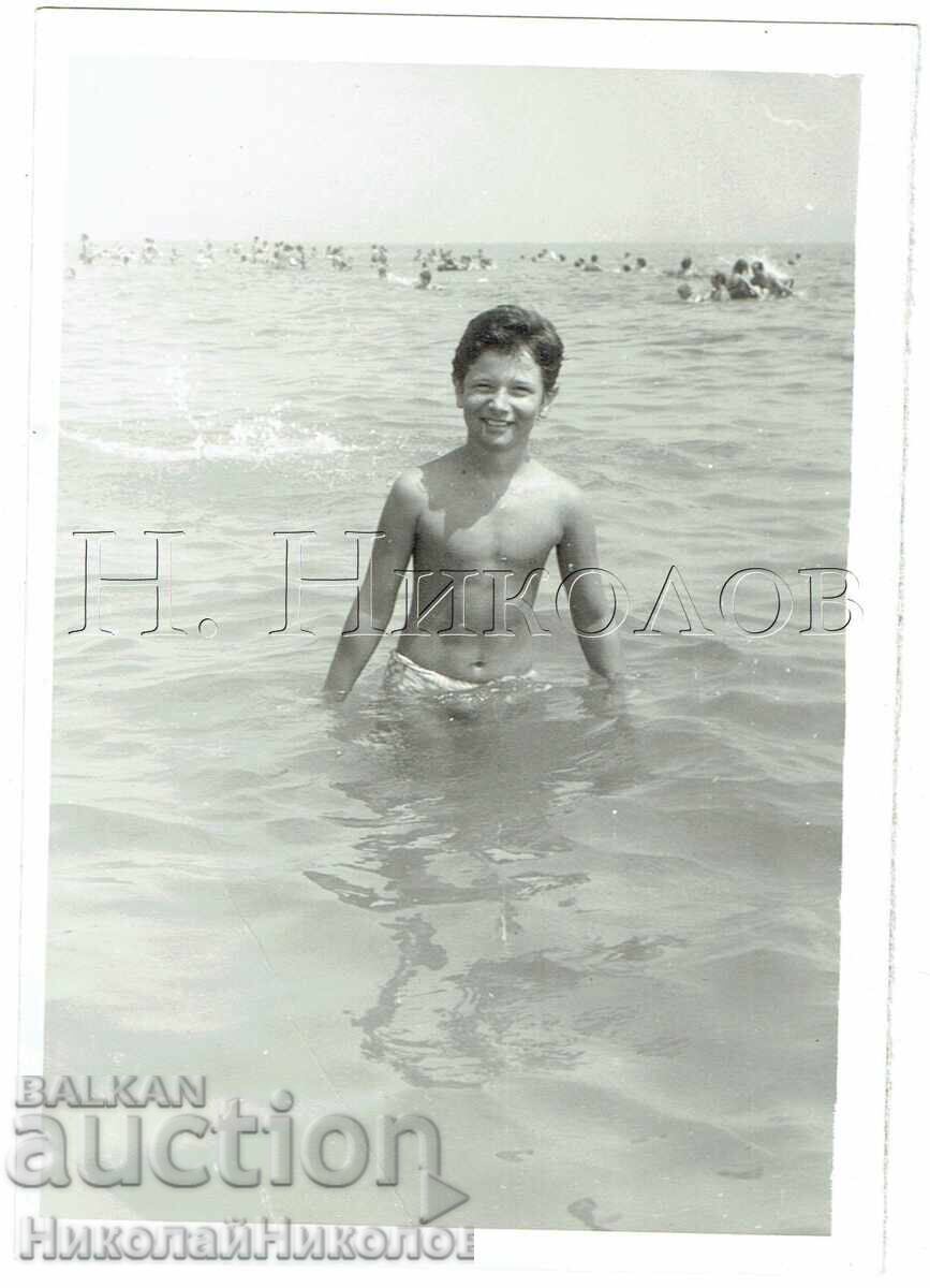 ΠΑΛΙΑ ΦΩΤΟΓΡΑΦΙΑ ΕΦΗΒΟΥ ΣΤΗ ΘΑΛΑΣΣΑ Ε829