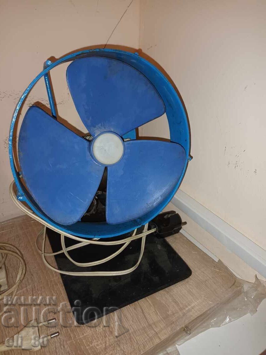 Παλιός βουλγαρικός ανεμιστήρας με μεγάλη φτερωτή