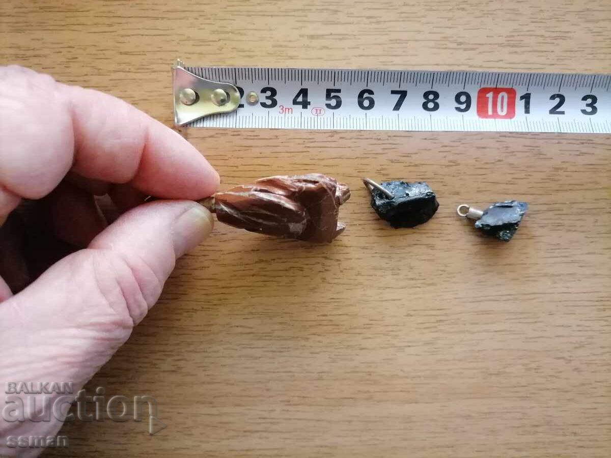 Δημοπρασία Lot από κρεμαστά ίασπη και τεκτίτες σε ασημένιο στήριγμα