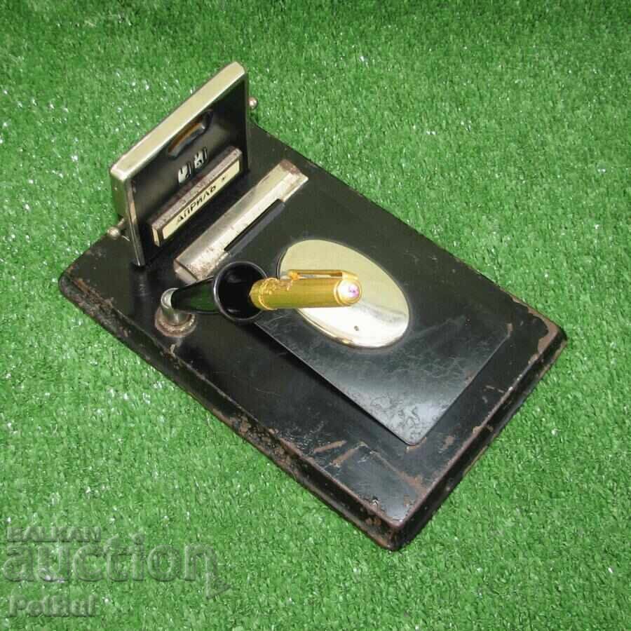 Licitație Calendar de birou vechi cu agendă și suport pentru stilou