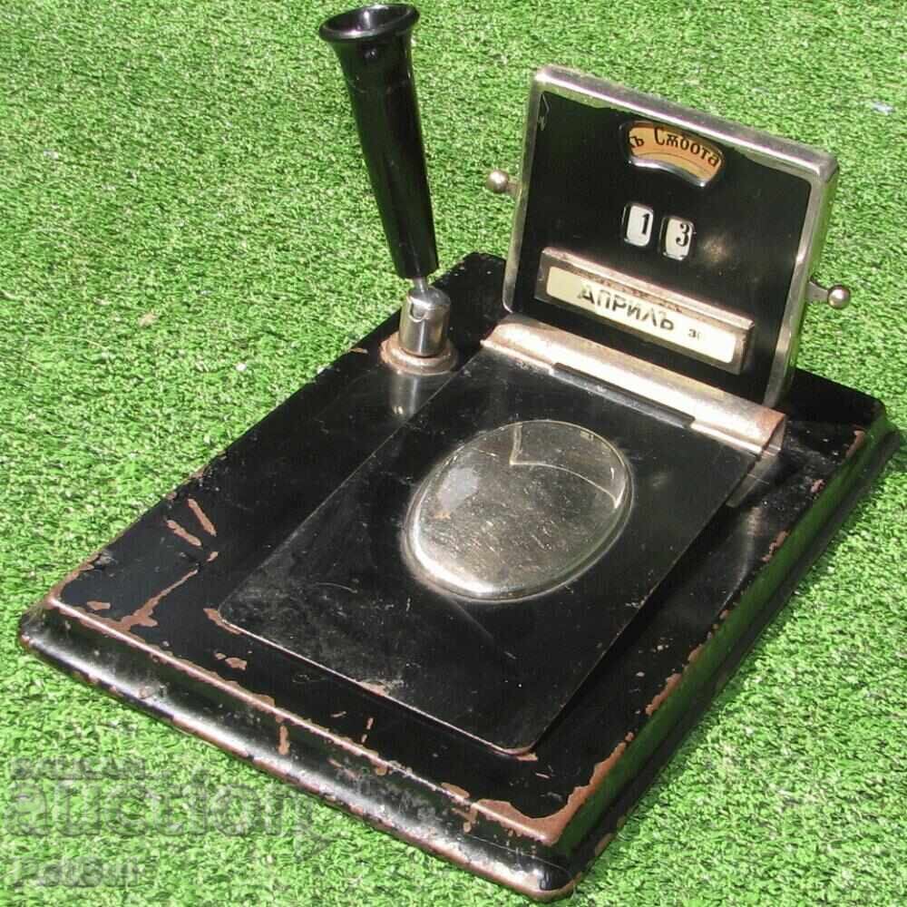 Calendar de birou vechi cu agendă și suport pentru stilou