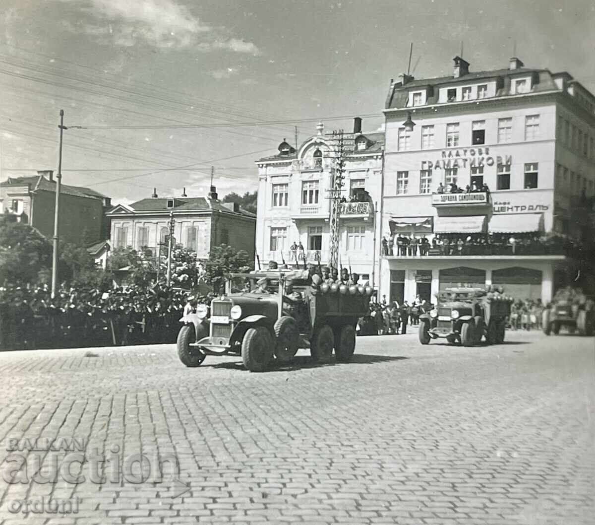 5382 Regatul Bulgariei Plovdiv paradă camioane anii '40 cu preț € 15.00 | 29.34 BGN 5382 Regatul Bulgariei Plovdiv paradă camioane anii '40 cu preț € 15.00 | 29.34 BGN
