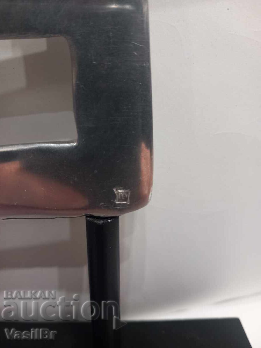 Παράδοση Αφηρημένο γλυπτό από μέταλλο