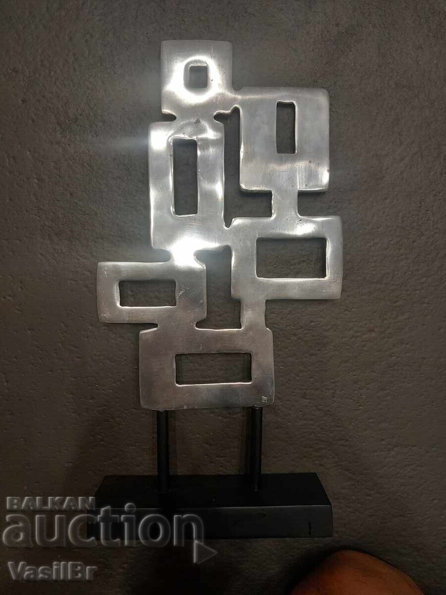 Αφηρημένο γλυπτό από μέταλλο