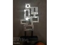 Абстрактна скулптура пластика от метал