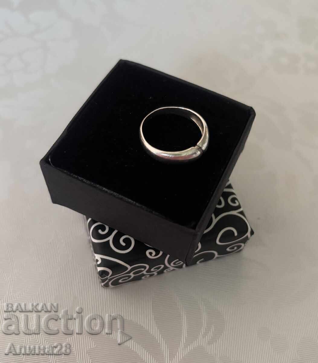 Ασημένιο δαχτυλίδι με μικρά πετράδια με τιμή € 10.00 | 19.56 BGN