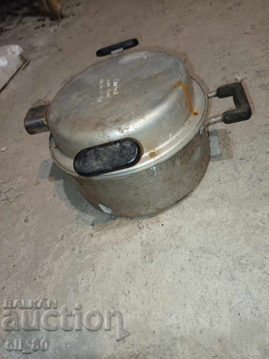 Ηλεκτρική χύτρα ταχύτητας σε λειτουργία