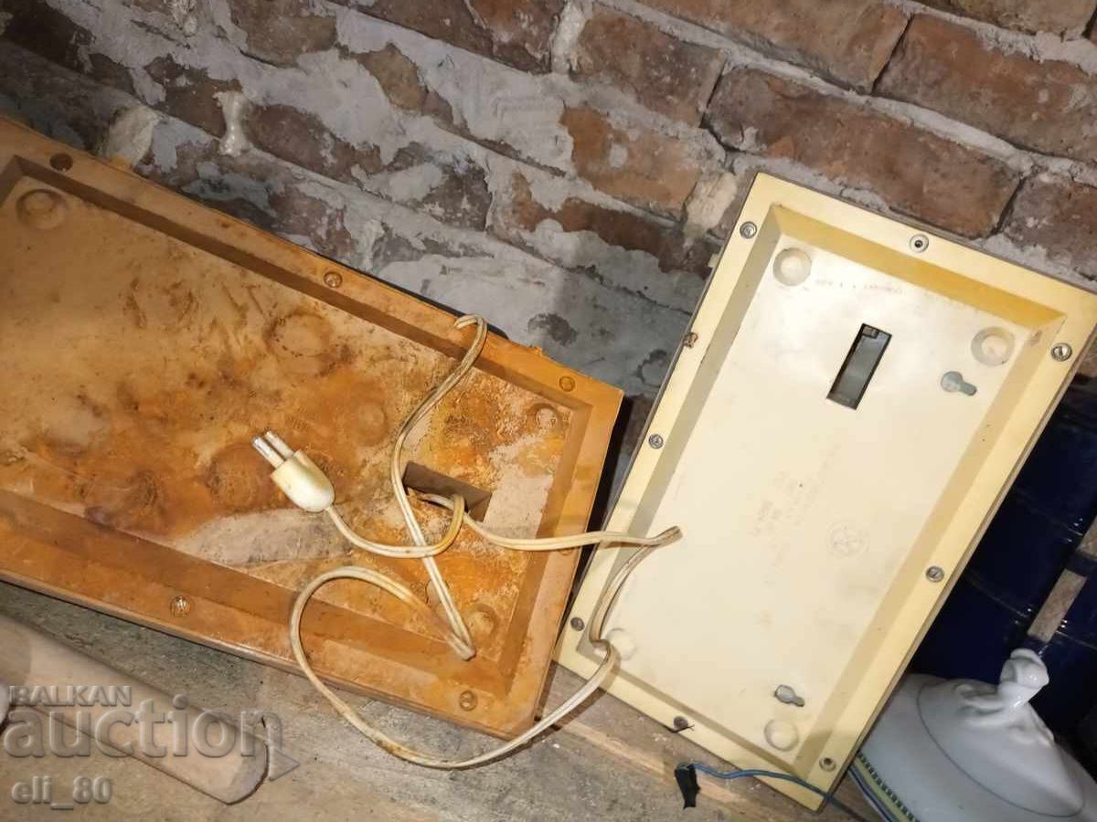 Două bucăți de radio vechi funcționale cu preț € 3.00 | 5.87 BGN