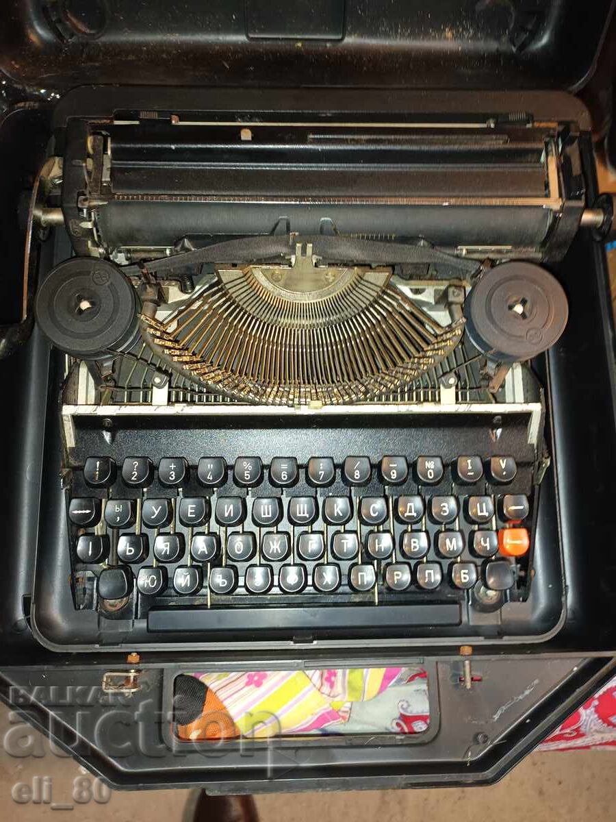 Mașină de scris funcționând ca nouă în valiză cu preț € 16.00 | 31.29 BGN