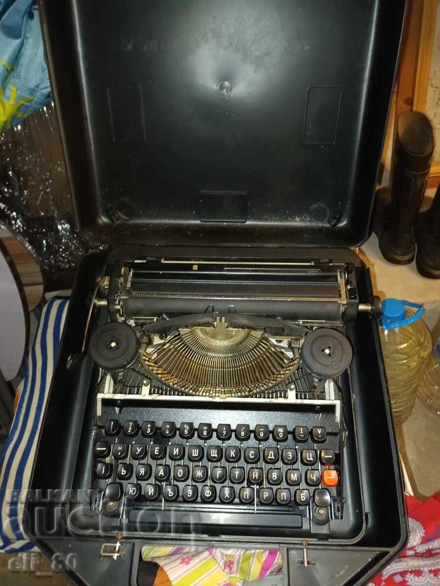 Livrarea Mașină de scris funcționând ca nouă în valiză