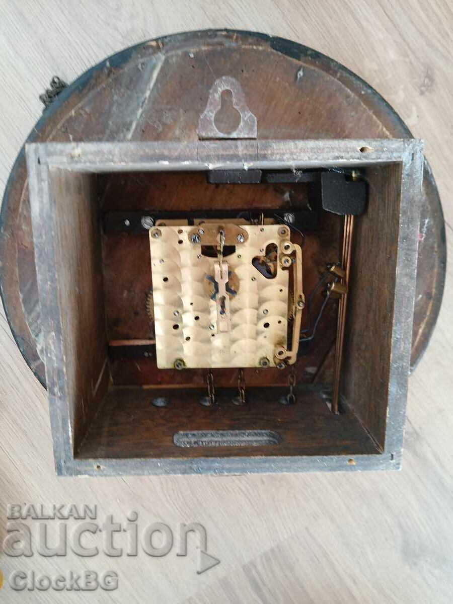 Ceas de perete mecanic (stil regulator cutie) cu preț € 1.00 | 1.96 BGN