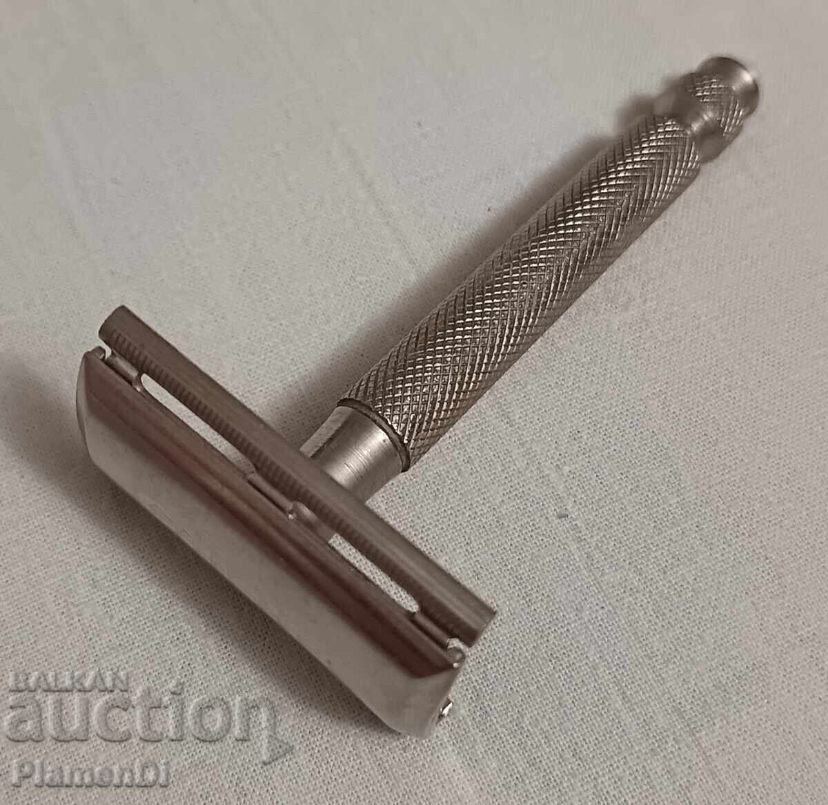 Vechi, vintage aparat de ras Gillette - Travel cu preț € 15.00 | 29.34 BGN