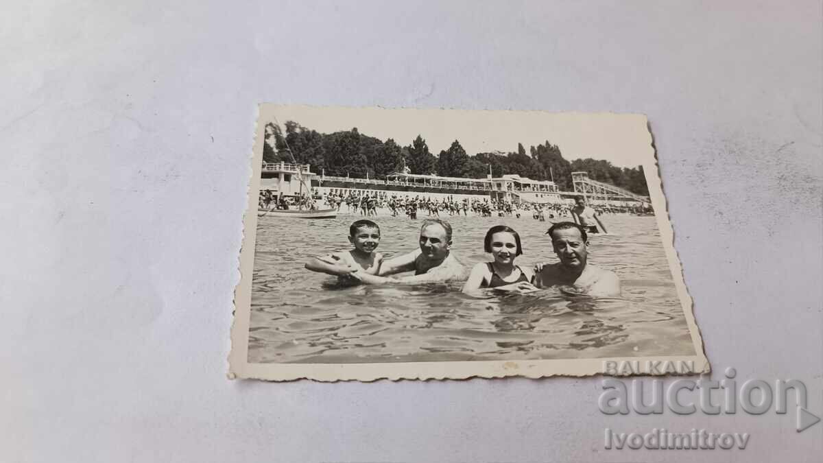 Fotografie Varna Doi bărbați, băiat și fată în mare 1939