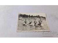 Снимка Варна Двама мъже момче и момиче в морето 1939