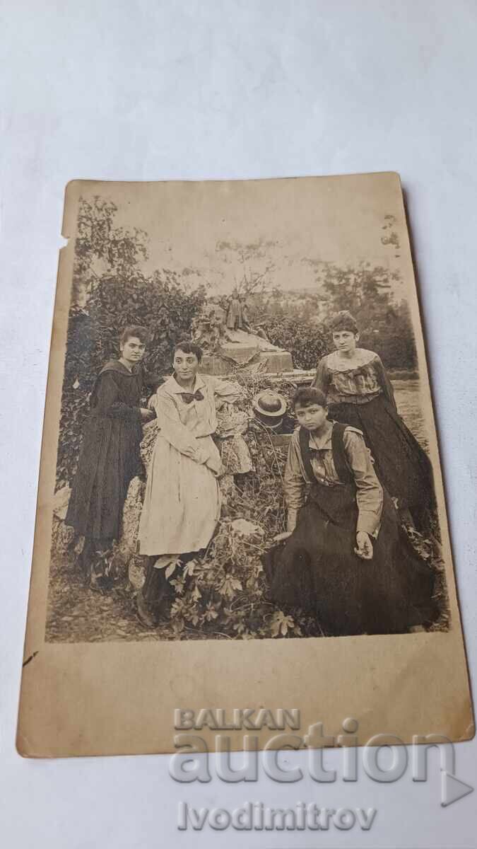 Fotografie Plevna Patru fete tinere în parc 1919