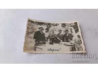 Φωτογραφία Ετροπόλε Γυναίκες που τραβούν πίτα στην αυλή του σπιτιού τους 1937