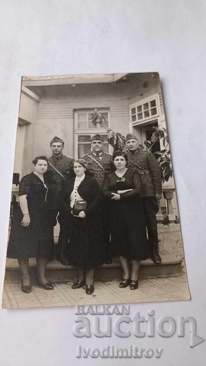 Fotografie Trei ofițeri cu soțiile lor