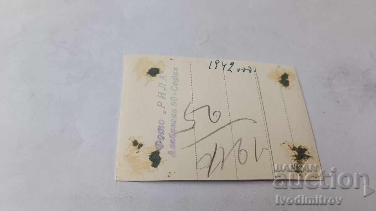 Fotografie Sofia Trei femei și un băiat în fața Palatului de Justiție 1942 cu preț € 1.16 | 2.27 BGN Fotografie Sofia Trei femei și un băiat în fața Palatului de Justiție 1942 cu preț € 1.16 | 2.27 BGN