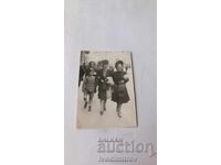 Снимка София Две жени и момче на разходка 1942