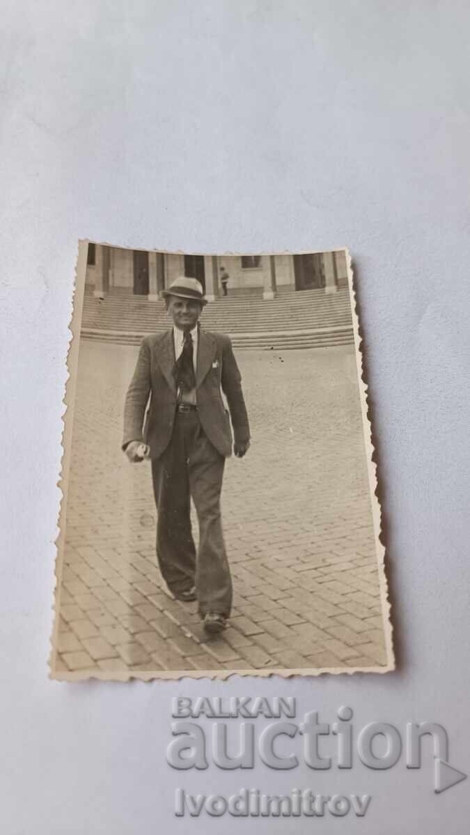 Fotografie Sofia Bărbat în fața Băncii Naționale Bulgare Fotografie Sofia Bărbat în fața Băncii Naționale Bulgare