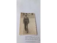 Φωτογραφία Σόφια Άνδρας μπροστά από την Βουλγαρική Εθνική Τράπεζα