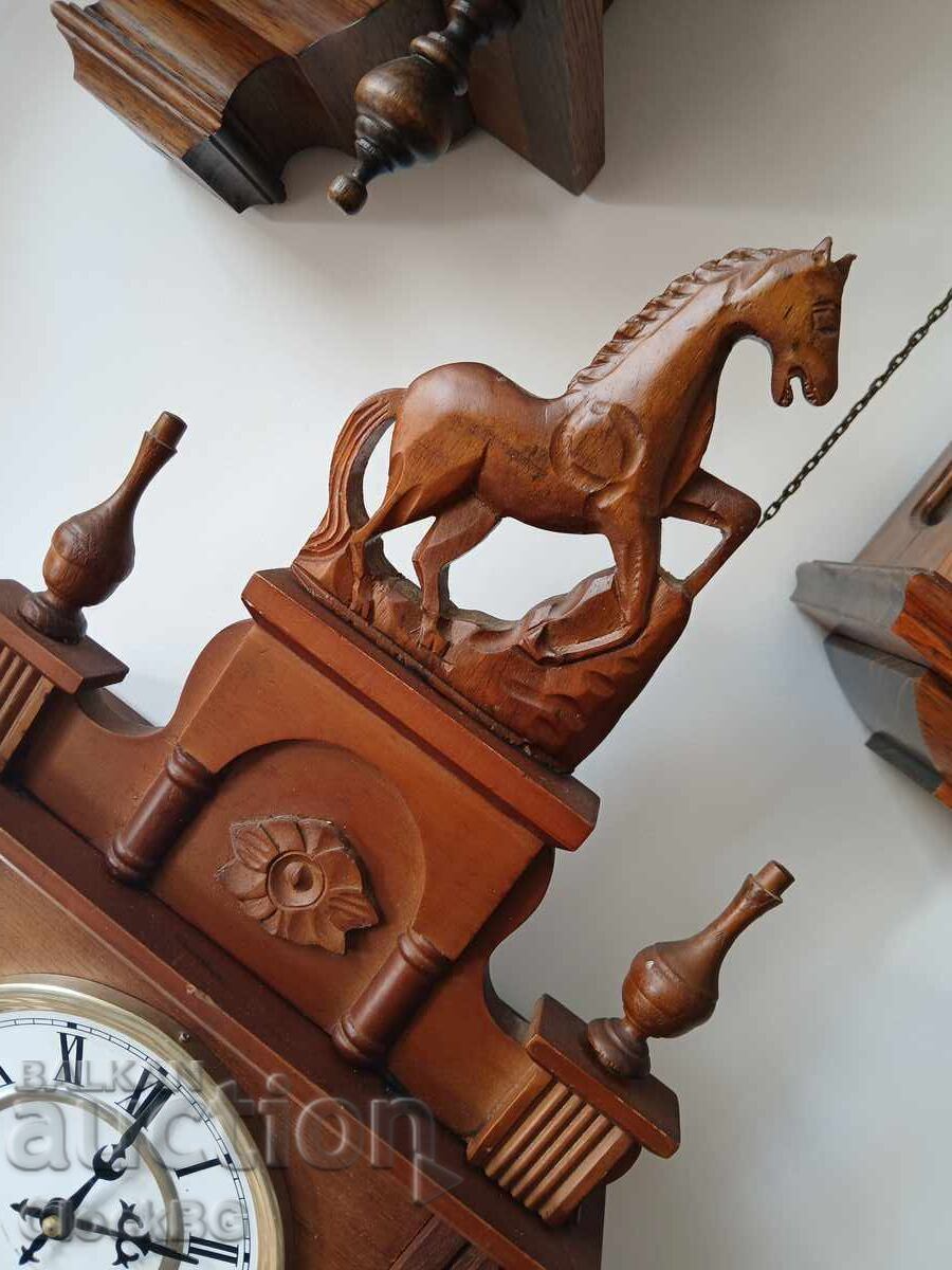 Livrarea Ceas de perete mecanic german vintage – Stema cu cal