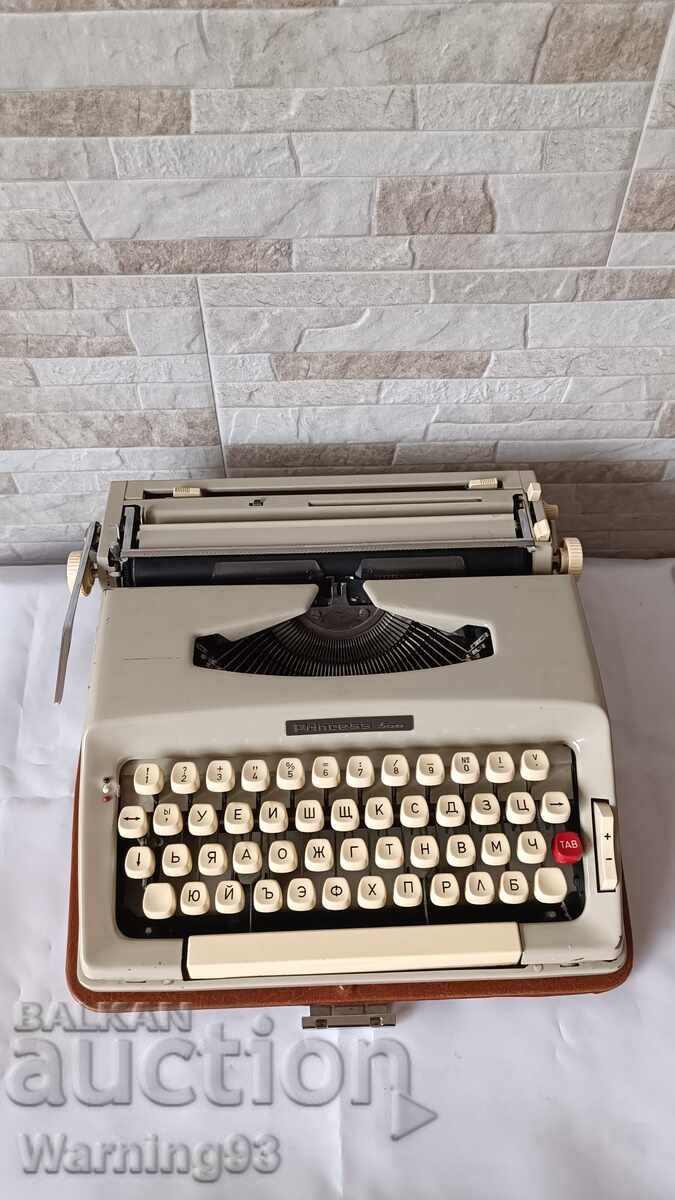 Licitație Mașină de scris veche Princess 500 - anul 1970 Licitație Mașină de scris veche Princess 500 - anul 1970