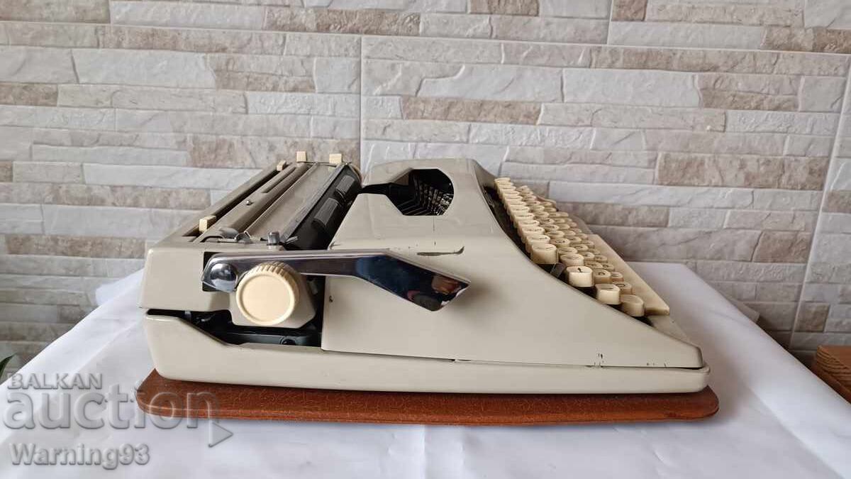 Livrarea Mașină de scris veche Princess 500 - anul 1970 Livrarea Mașină de scris veche Princess 500 - anul 1970