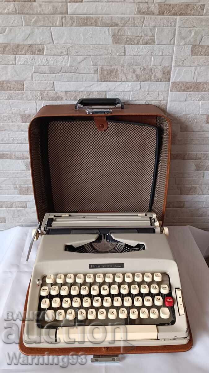 Mașină de scris veche Princess 500 - anul 1970 Mașină de scris veche Princess 500 - anul 1970